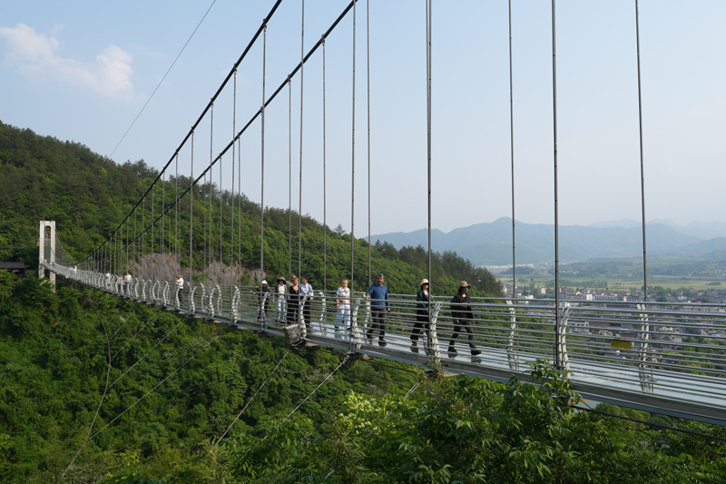 外国友人体验自然风光。桐庐县委宣传部供图